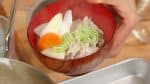 Versez le tonjiru dans un bol à l'aide d'une louche. Enfin, saupoudrez de shichimi, poudre de chili aux 7 goûts, selon votre goût. 
