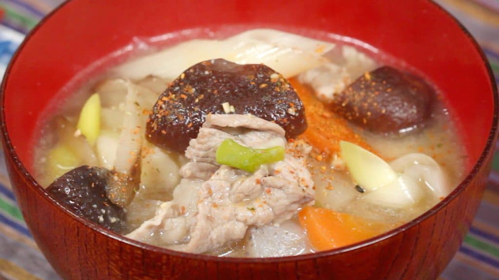 You are currently viewing Recette de tonjiru sans ajout d’huile (soupe miso au porc savoureuse et nutritive / butajiru)