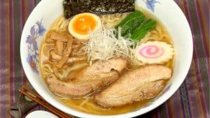 Lire la suite à propos de l’article Recette de ramen yakibuta (les meilleures nouilles avec du porc tendre et du bouillon savoureux)
