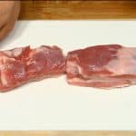 Préparez le yakibuta, la poitrine de porc rôtie. Coupez la poitrine de porc en deux. 
