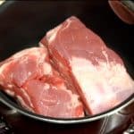 ばら肉を小さい鍋で焼きます。