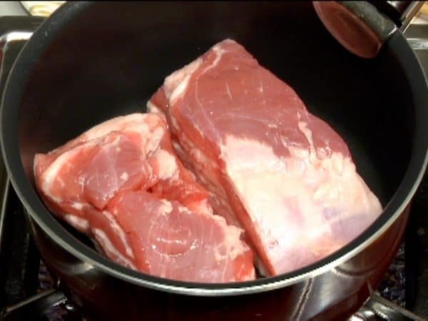 Next, sauté the pork in a small pot.