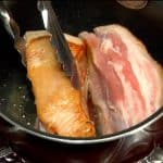 Lật thịt lợn lại và áp chảo mỗi mặt đến khi chuyển sang màu nâu vàng.
