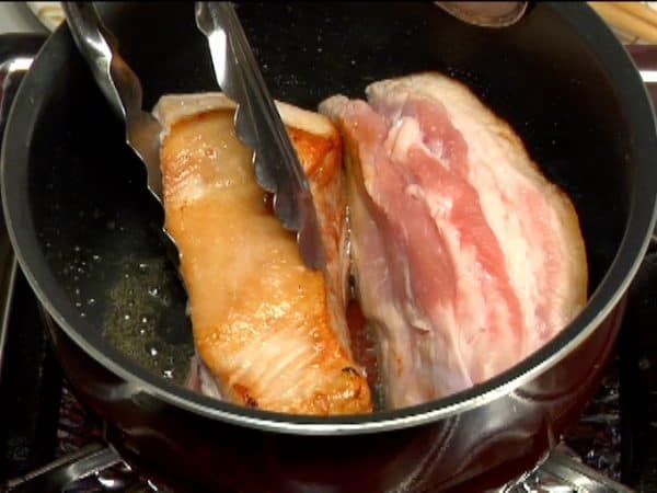 Lật thịt lợn lại và áp chảo mỗi mặt đến khi chuyển sang màu nâu vàng.