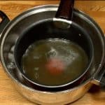 茹で汁は脂を固まらせて取りやすくするため鍋ごと冷やします。