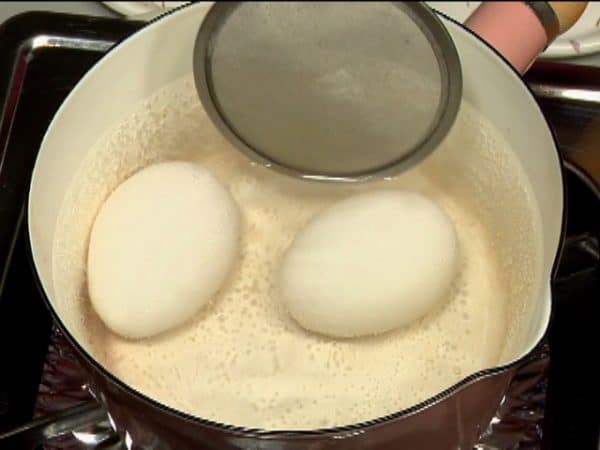 Let’s make the soft-boiled eggs. Make sure to allow the eggs to reach room temperature before using. Place the eggs in a pot of water and turn on the burner. Gently rotate the eggs until the water begins to boil.