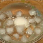 Faites bouillir pour 4 minutes et placez les œufs dans un bol d'eau glacée. 