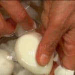 Loại bỏ nhẹ vỏ trứng trong nước để tránh trứng vỡ.