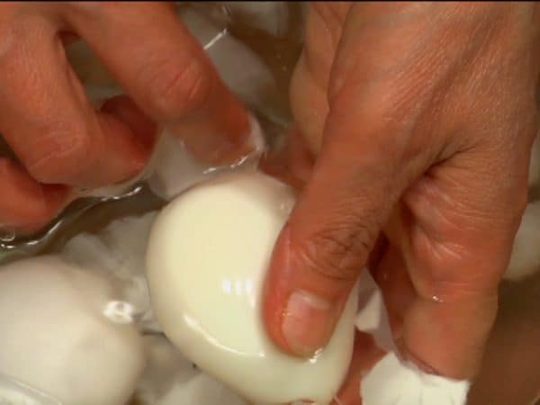 Loại bỏ nhẹ vỏ trứng trong nước để tránh trứng vỡ.