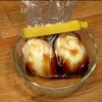 Placez les œufs dans le sac d'assaisonnement, laissez-les reposer plusieurs heures à température ambiante ou au frigo toute une nuit. 