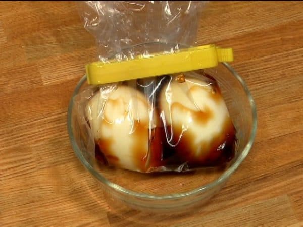 Cho những quả trứng vào trong túi gia vị, để nó nghỉ trong vài tiếng ở nhiệt độ phòng hay nghỉ trong tủ lạnh qua đêm.