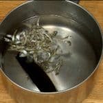 Préparez le bouillon dashi. Faites tremper l'algue kombu et les niboshi (bébés sardines séchés) dans une casserole d'eau pour environ 2 heures. 