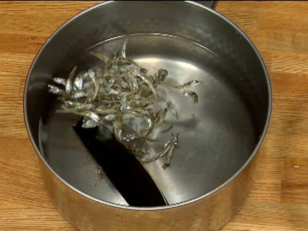 Let's prepare the dashi stock. Soak the kombu seaweed and niboshi, dried baby sardines in a pot of water for about 2 hours.