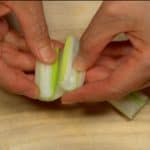 Let's prepare the toppings. Cut the white part of the long green onion into 4cm (1.6") lengths. Make a cut along the side of each, removing the cores.