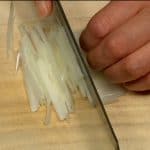 Sfogliare gli strati dei gambi di cipollotto e tagliarli in fili sottilissimi.
