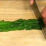 Coupez les épinards en morceaux de 4 cm (1.6 inch) de long.