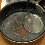Faites réduire le bouillon de poitrine de porc. Retirez le gras de la surface du bouillon. 
