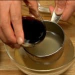 Aggiungere al brodo, salsa di soia e sake. Misurarne il volume totale