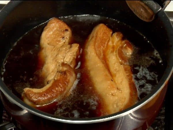 Để thịt ba chỉ vào nồi và phủ bằng nước dùng. Khi thịt đã được làm nóng, tắt bếp. Để thịt lợn ngấm nước dùng trong quy trình làm mát.