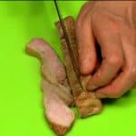 Quand c'est froid, placez la poitrine de porc sur la planche à découper. Coupez-le en tranches 1/2 inch (1.25 cm). 