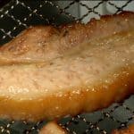 Réchauffez les tranches de poitrine de porc sur le grill avant de servir. 