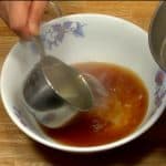 Add the piping-hot kombu and niboshi dashi stock to the pork belly broth. You can adjust the amount of dashi stock to your taste.