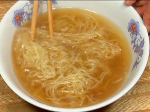 Thoroughly remove the excess water, placing the noodles into the hot ramen broth. Loosen up the noodles with chopsticks.