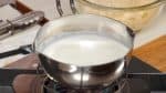 牛乳は鍋の縁に小さい泡が出てくるまで温めます。