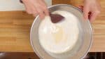 Faites refroidir le mélange jusqu'à ce qu'il épaississe et retirez le bol.