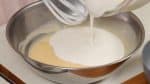 Ajoutez la crème fouettée au mélange d’œufs en deux étapes. S'ils ont la même consistance, vous pouvez mélanger plus facilement.