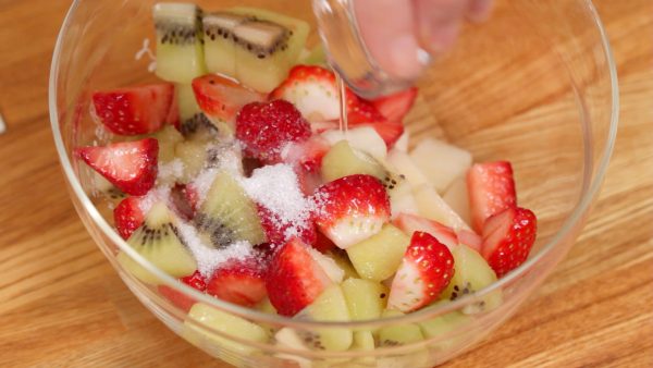 Let’s garnish the Bavarian cream. Cut the strawberries, kiwi fruit and European pear into 1.5cm (0.6") pieces and place the fruit into a bowl. Add the sugar and the Kirsch, a type of brandy made from fermented cherries. Toss to coat but be careful not to squash the pieces.