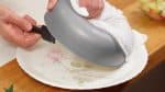 Relevez légèrement le moule et retirez doucement le bavarois avec la spatule. L'assiette est mouillée donc vous pouvez facilement déplacer le bavarois pour le placer au milieu.