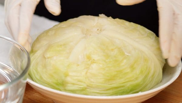 Now, the bottom of the cabbage should be soft as shown. Carefully detach each leaf to avoid breaking it. If some soil remains on the surface, lightly rinse it away.