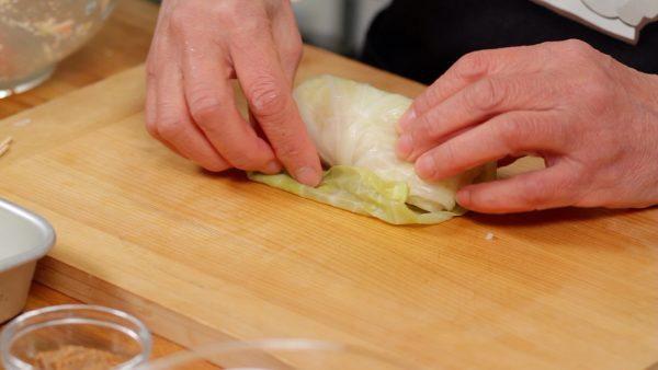 Tightly roll the inner cabbage roll to avoid loosening. Even if the outer leaf breaks while cooking, the meat is still kept in the cabbage. Additionally, you can enjoy lots of cabbage, so we recommend wrapping it with 2 leaves.