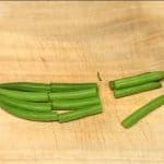 Chop off the stem ends of green beans. Trim off the other ends of the beans. Cut the green beans into 5cm (2") pieces.