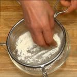 Let's prepare tempura batter for kakiage. Sift the tempura flour into a bowl.