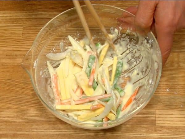 Nhúng các dải rau củ vào bột tempura. Đảo để phủ đều.