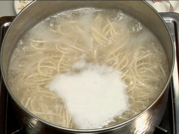 When it reaches a full boil, immediately reduce heat to low. Adjust the heat and let the noodles circulate by itself in boiling water.