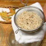Drain the noodles well with a kitchen towel.