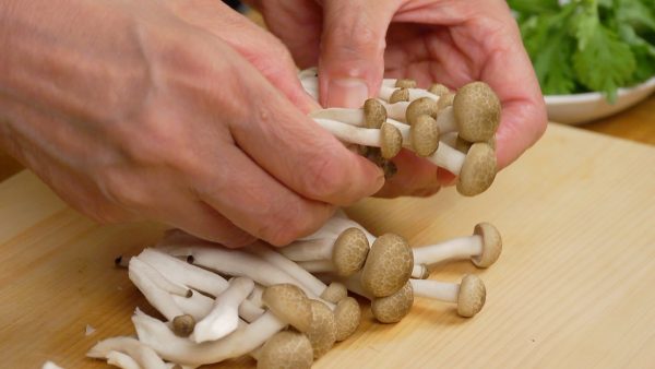 Remove the stem ends of the shimeji mushrooms. Separate the shimeji into pieces.