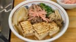 Trong bát, sắp xếp yaki dofu (đậu phụ cứng nướng), thịt bò, hành tây, nấm đùi gà và tần ô. Múc nước dùng lên Niku Dofu. Cuối cùng, trang trí bằng beni shoga, gừng ngâm.