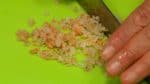 把虾米切成细块。