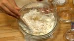 Gradualmente agregar y mezclar el caldo tibio de shiitake y camarones. 