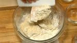 Quando a farinha estiver mais ou menos misturada, limpe a espátula.