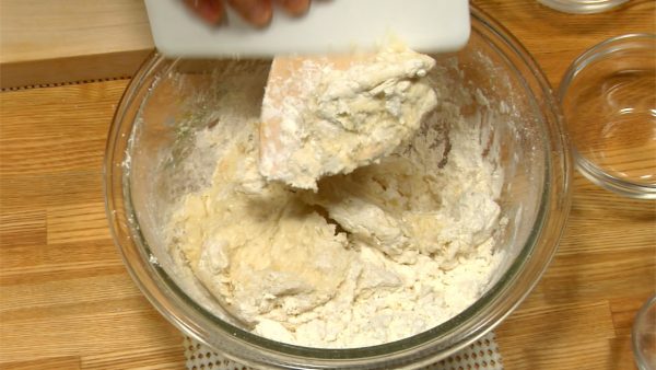 When the flour is roughly mixed, clean the paddle.