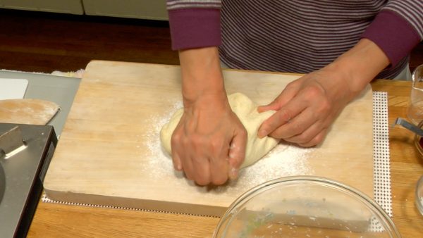 Sprinkle flour on a cutting board. Place the dough on the cutting board and knead for 10 minutes. Use your body weight to press the dough.