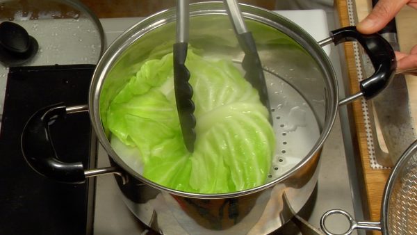 Steam the cabbage leaf for 1 minute and cool it down on a wire sieve.
