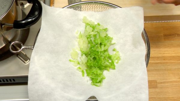 Wrap the cabbage with a paper towel and squeeze out excess water.