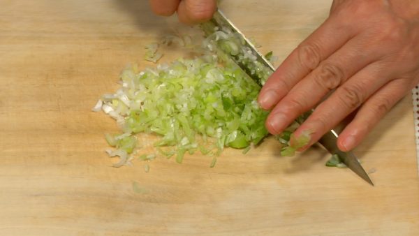 Cut the spring onion in half and chop into fine pieces.