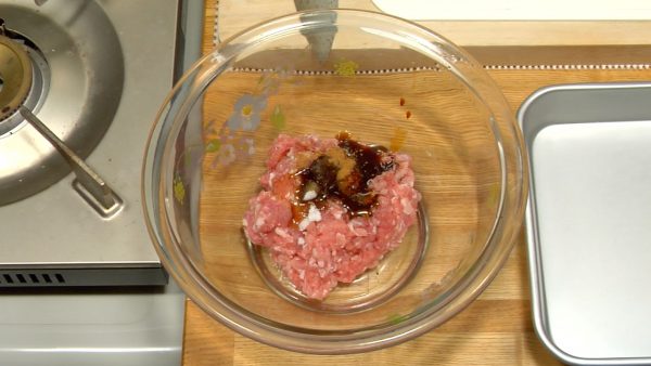 Nu gör vi köttmixen för Nikuman. Hacka fläsk skivorna till 5mm (0.2'') bitar och lägg dom i en skål. Tillsätt salt, peppa, socker, ostronsås, five-spice pulver, sesamolja och rör om lätt.